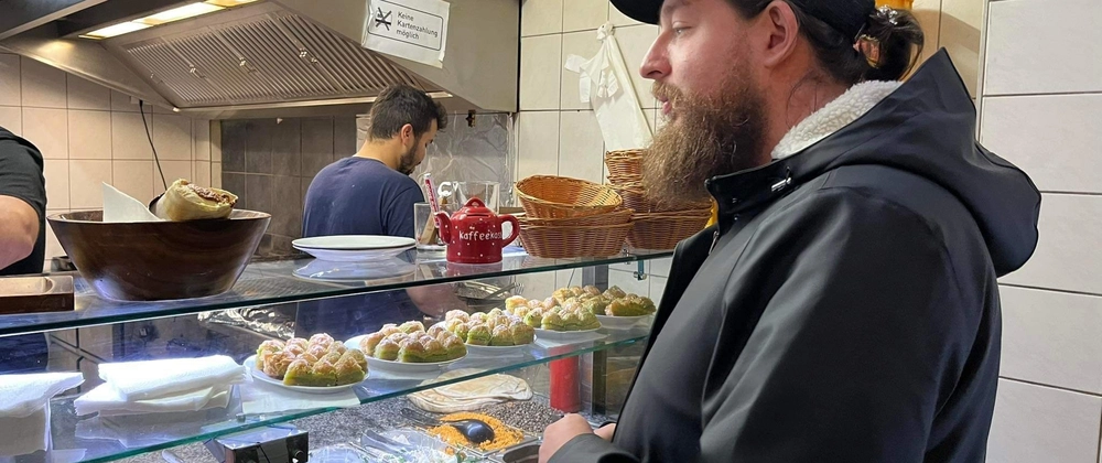 Me ordering my favorite falafel in Hamburg